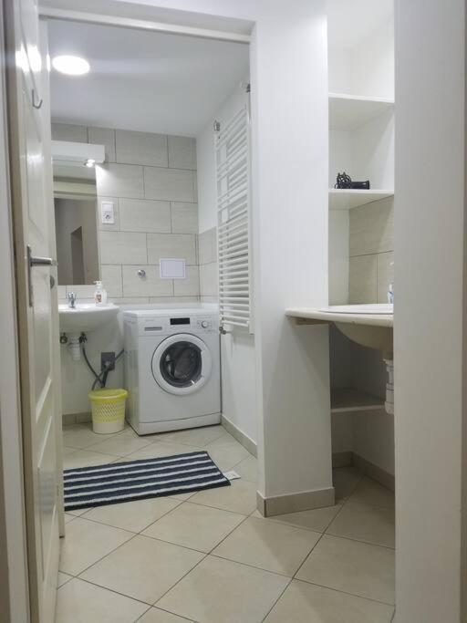 Big Cozy - Skyfall Apartment 3 Bdrm 6 Beds 1&Half Baths Budapeşte Dış mekan fotoğraf